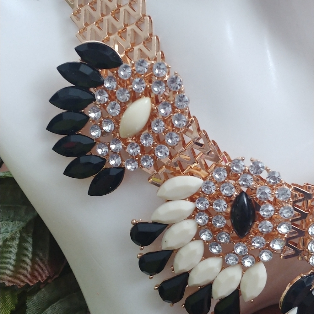 Stunning Statement Gold Rhinestone Necklace Set - Picture 3 of 8